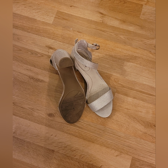 Woman's gold high heels - Picture 2 of 5